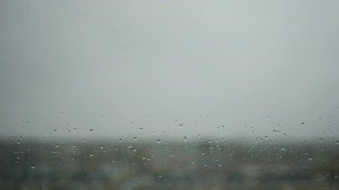 bir pencere camı üzerinde yağmur damlaları