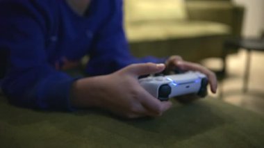 Oyun konsepti eSports ve ev eğlencesi konseptini aydınlatan bir oyun sahası ile bir çocuğun ellerine yakın çekim