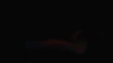 Ağır çekim. Koyu arkaplanda alev püskürtme jeti