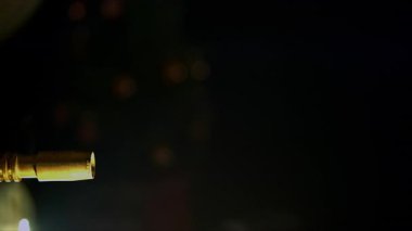 Parlak altın kıvılcımlarla yanan kıvılcımlar her yöne doğru uçuyor..