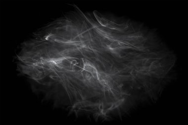 Geniş kopya alanı, atmosferik dokuya sahip koyu siyah zemin üzerinde sürüklenen soyut beyaz duman ve sis örtüleri ve tasarım için