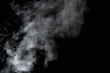 Geniş kopya alanı, atmosferik dokuya sahip koyu siyah zemin üzerinde sürüklenen soyut beyaz duman ve sis örtüleri ve tasarım için