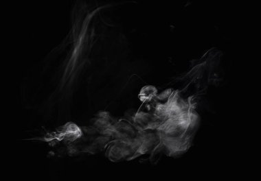 Geniş kopya alanı, atmosferik dokuya sahip koyu siyah zemin üzerinde sürüklenen soyut beyaz duman ve sis örtüleri ve tasarım için