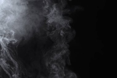 Geniş kopya alanı, atmosferik dokuya sahip koyu siyah zemin üzerinde sürüklenen soyut beyaz duman ve sis örtüleri ve tasarım için