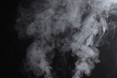 Geniş kopya alanı, atmosferik dokuya sahip koyu siyah zemin üzerinde sürüklenen soyut beyaz duman ve sis örtüleri ve tasarım için