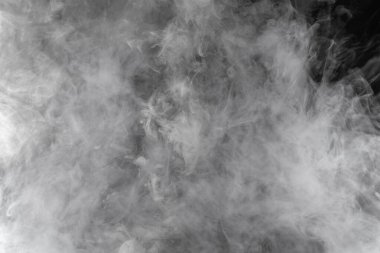 Geniş kopya alanı, atmosferik dokuya sahip koyu siyah zemin üzerinde sürüklenen soyut beyaz duman ve sis örtüleri ve tasarım için