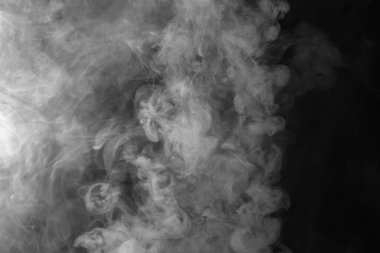 Geniş kopya alanı, atmosferik dokuya sahip koyu siyah zemin üzerinde sürüklenen soyut beyaz duman ve sis örtüleri ve tasarım için