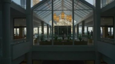 Modern cam asansörde bir gezinti. Kameralar asansörün parlak iç tasarımı ve zarif dizaynını sorunsuzca yakalıyor.