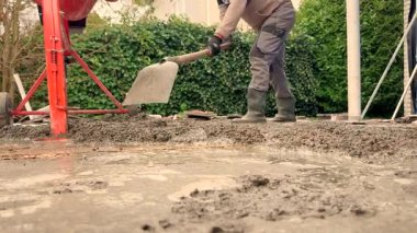 : Çimento karıştırıcı ve beton takviyesi ile beton dökülüyor.