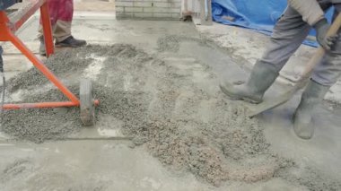 İnşaat alanındaki çimento karıştırıcı ve inşaat destek çubuğuyla beton güçlendirme