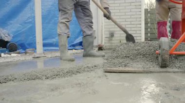 İnşaat alanındaki çimento karıştırıcı ve inşaat destek çubuğuyla beton güçlendirme