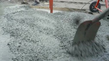 İnşaat alanındaki çimento karıştırıcı ve inşaat destek çubuğuyla beton güçlendirme
