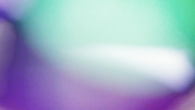 Yumuşak bulanık hareket arkaplanı, pastel mor, pembe ve mavi tonlarıyla. Asgari soyut ışık ve gölge dokusu, pürüzsüz gradyan tasarım ögesi.