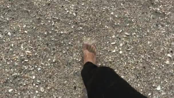Mandlige fødder gå på sandstranden – Stock-video