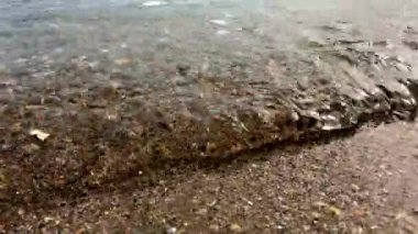 Turkuaz deniz suyu fırtına dalgalarıyla kıyıya vurur.