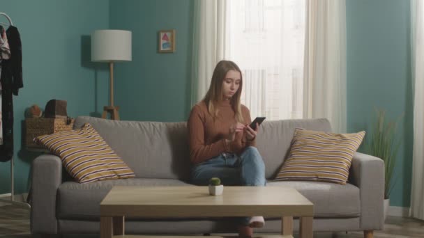 Jovem menina com raiva joga o telefone — Vídeo de Stock