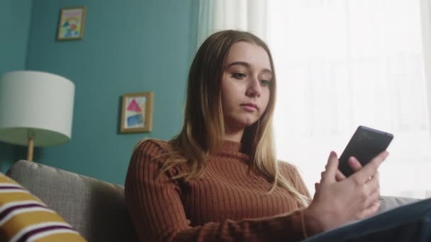 Νεαρό κορίτσι καλεί έναν αριθμό και μιλάει στο τηλέφωνο — Αρχείο Βίντεο