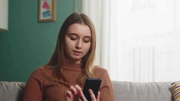 Дівчина зачиняється в мобільному телефоні — стокове відео