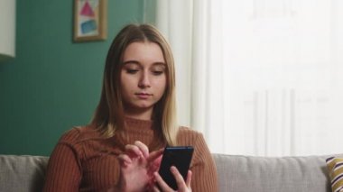 Kız cep telefonundan araklıyor.