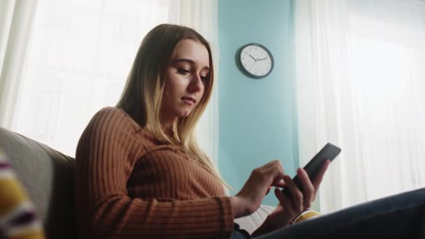 Het meisje jat in een mobiele telefoon — Stockvideo