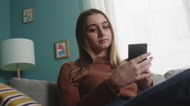 Genç kız bir numarayı arıyor ve telefonla konuşuyor.