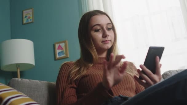 Jeune fille compose un numéro et parle au téléphone — Video