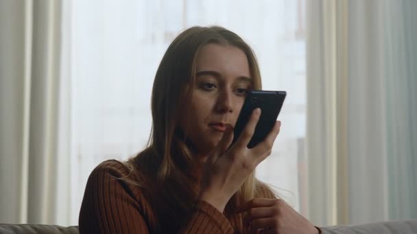 Chica enojada lanza el teléfono durante la conversación — Vídeos de Stock