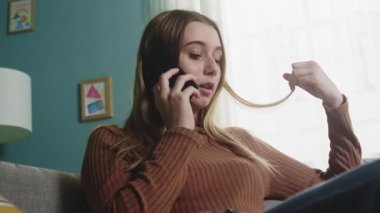 Genç bayan cep telefonuyla konuşuyor.