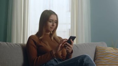 Kız cep telefonunda gördüklerinden dolayı mutlu.