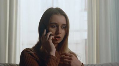 Kız cep telefonuyla konuşmaktan rahatsız oluyor.