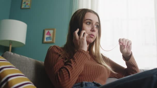 Vrouw praat met een mobiele telefoon. — Stockvideo
