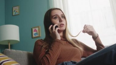 Bayan cep telefonuyla konuşuyor.