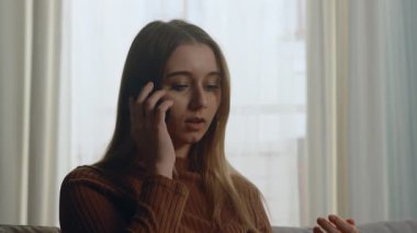 Kız telefonda nahoş bir sürprizle konuşuyor.