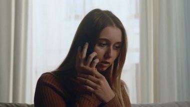 Kız, konuşma sırasında telefonu öfkeyle kusuyor.