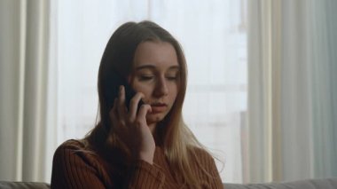 Kız cep telefonuyla konuşmaktan rahatsız oluyor.