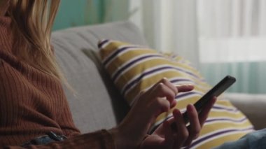 Kız cep telefonundan araklıyor.