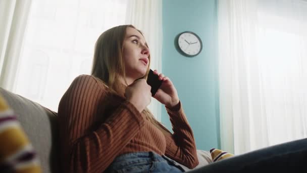 Pige taler på en mobiltelefon og siger farvel – Stock-video