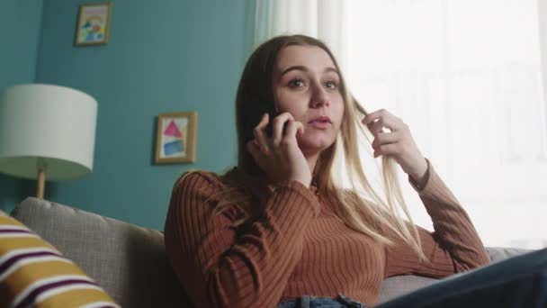 Fille parle sur un téléphone portable — Video