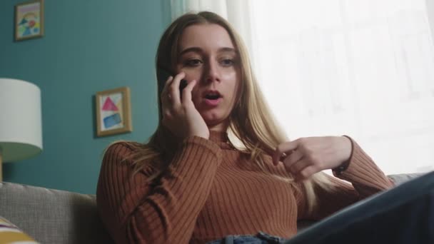 Chica está hablando en un teléfono celular — Vídeos de Stock