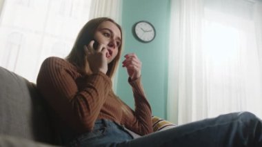 Kız telefonda nahoş bir sürprizle konuşuyor.