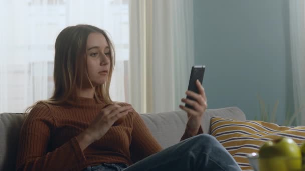 Молодая девушка с красным яблоком делает селфи по мобильному телефону — стоковое видео