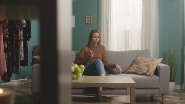 Söt flicka bet ett rött äpple och kvävdes — Stockvideo