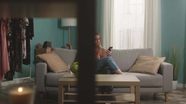 赤いリンゴと電話を持つ女性 — ストック動画