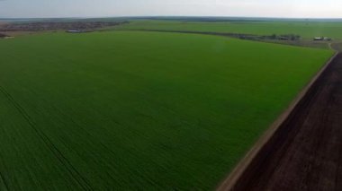 Güzel yeşil ve kahverengi arazi üzerine panorama