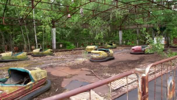Opuštěné auto atrakcí ve městě Pripyat — Stock video