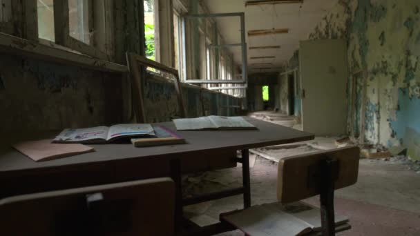 Verlassene Schule in der Stadt Pripjat — Stockvideo