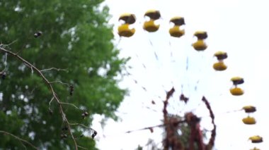 Pripyat şehrinde terk edilmiş dönme dolap.