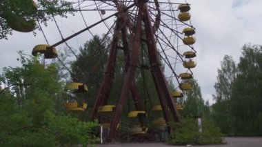 Pripyat şehrinde terk edilmiş dönme dolap.