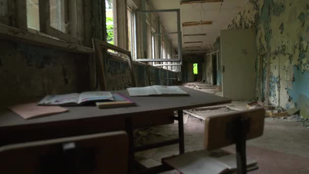 Verlaten school in de stad Pripyat — Stockvideo