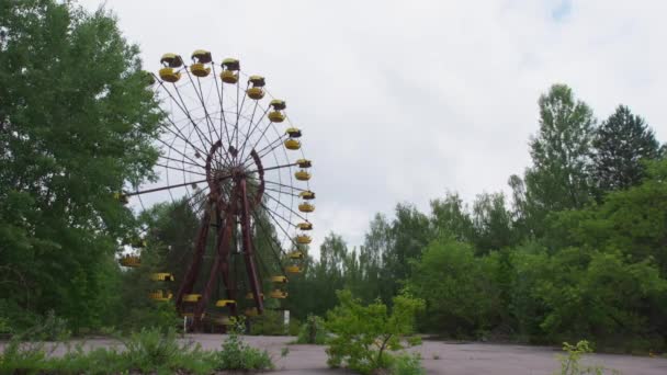 Заброшенное колесо обозрения в городе Припять — стоковое видео